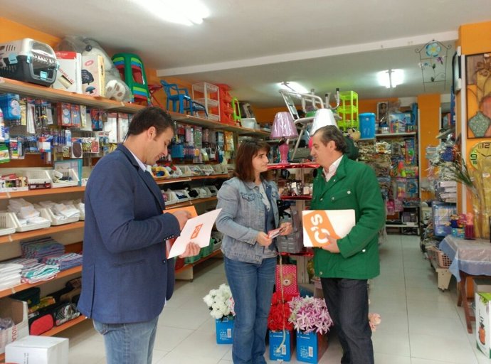 Fernández (izquierda) y García, durante el reparto electoral en Corvera. 