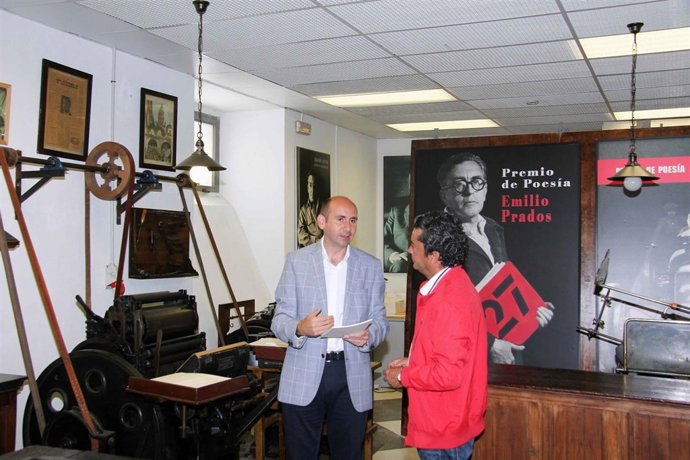 Conejo visita la Imprenta Sur en el Centro Cultural Provincial