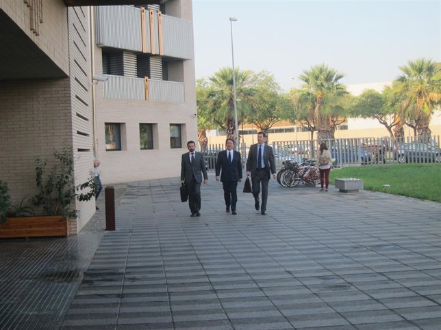 Santiago Calatrava junto a sus abogados.