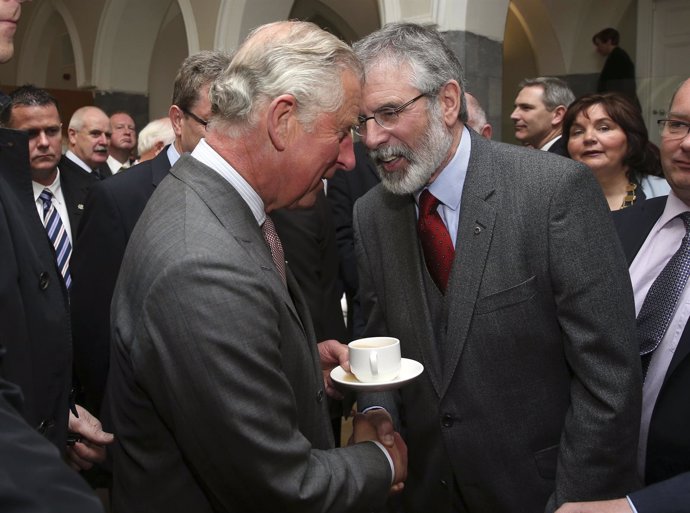 El príncipe Carlos y el líder del Sinn Fein, Gerry Adams