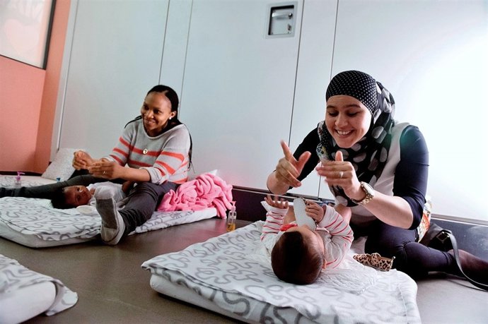 Mujeres atendiendo a sus bebés