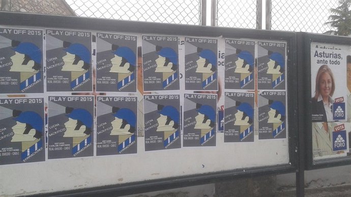 Carteles de Symmachiariis con el partido contra el Cádiz