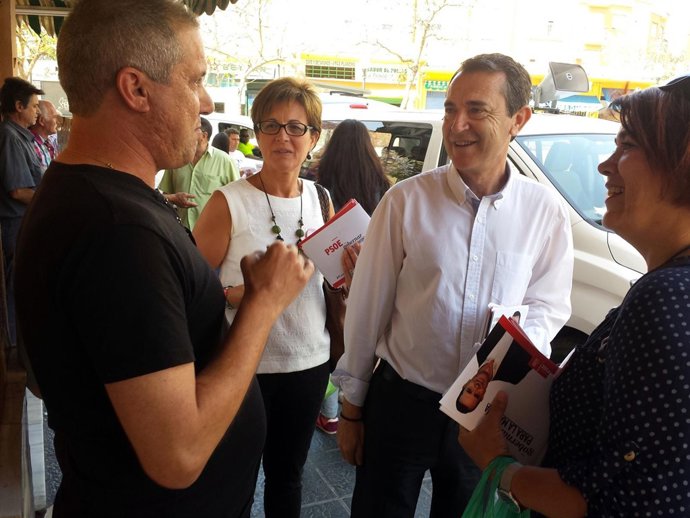 Pérez Navas reparte material informativo en El Quemadero
