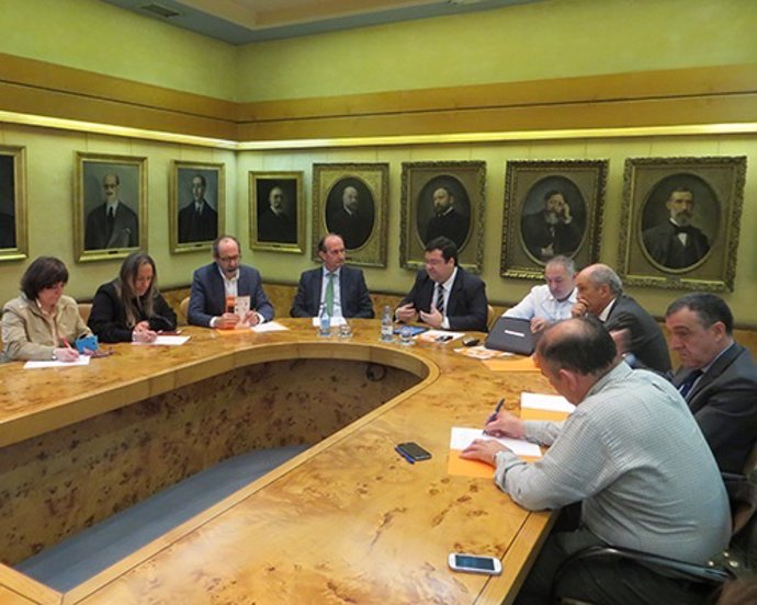 Reunión entre Ciudadanos y la Cámara de Comercio de Oviedo. 