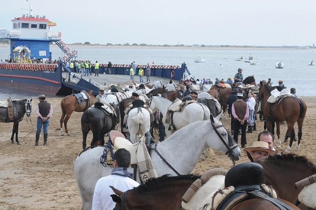 Caballossubiendo a una barcaza en Bajo de Guía