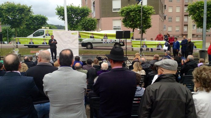 Revilla en encuentro con vecinos