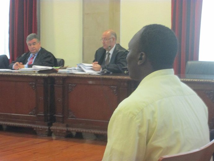 El acusado E.K ante el tribunal que le juzga en la Audiencia