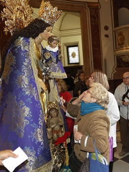 Una mujer del Grao abre el besamanos a la Virgen