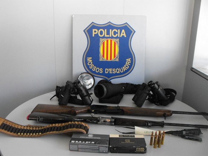 Material de caza intervenido por los Mossos a cazadores furtivos en Farrera