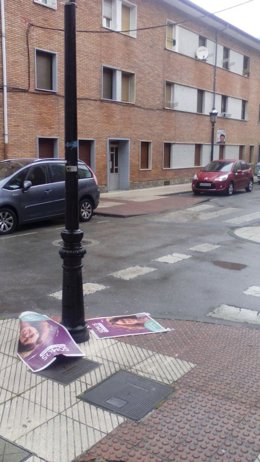 Carteles de Somos arrancados.