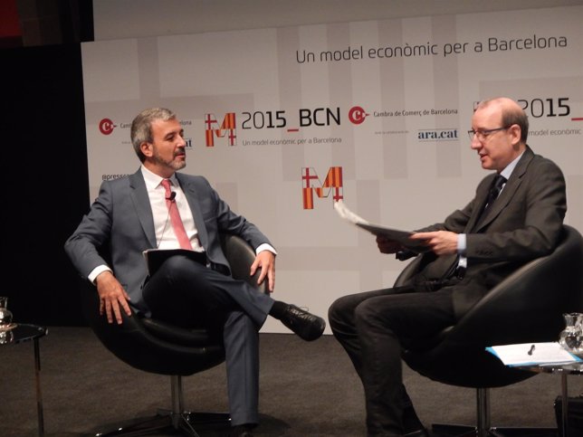 El candidato del PSC en Barcelona, Jaume Collboni, y el periodista Antoni Bassas