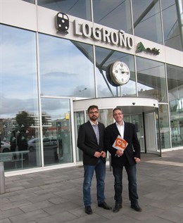 Diego Ubis y Julián San Martín, ante la estación de tren