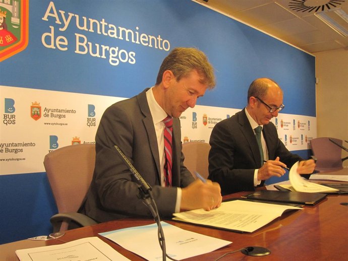 Lacalle (izda) y Pisonero, en la firma del acuerdo. 