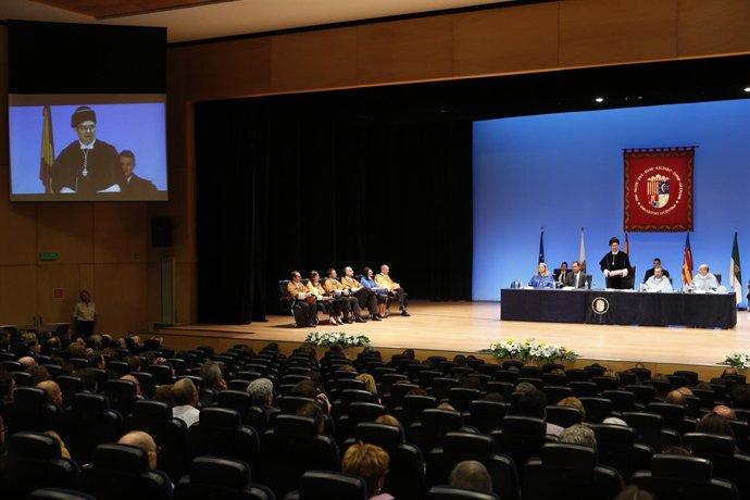 Acto solemne en la UA