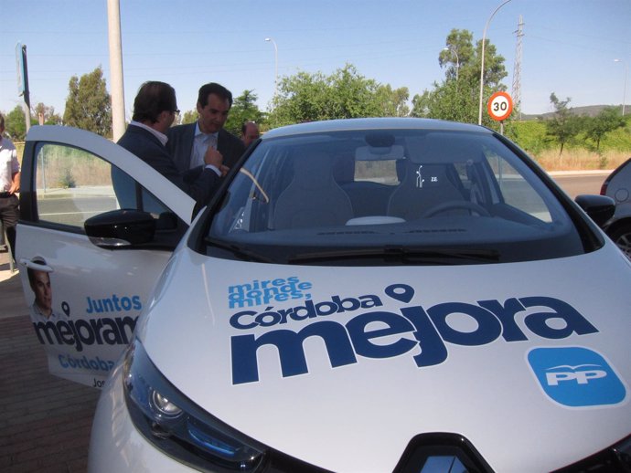 José Antonio Nieto con Rafael Jaén en un coche con rótulos del PP