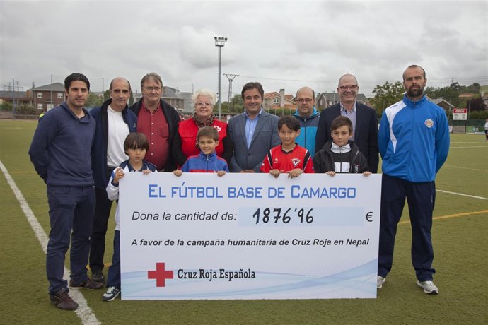 Entrega del cheque solidario para los afectados del terremoto de Nepal