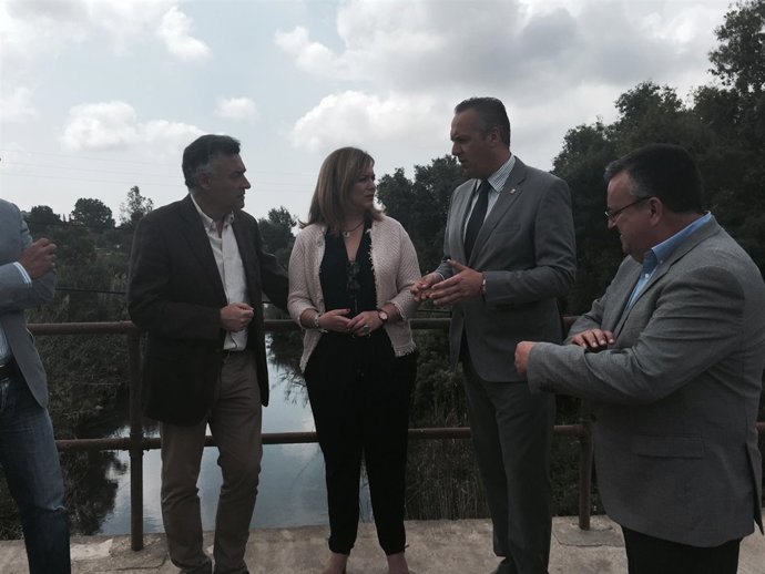 Visita de María Jesús Serrano al cauce urbano del río Guadarranque