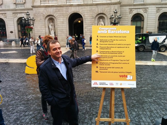 El alcaldable de ERC en Barcelona, Alfred Bosch, en la plaza Sant Jaume