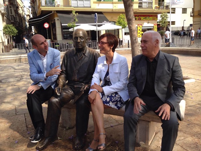 Conejo, Picasso, Gámez y Alonso en la plaza de la merced junto figura Picasso