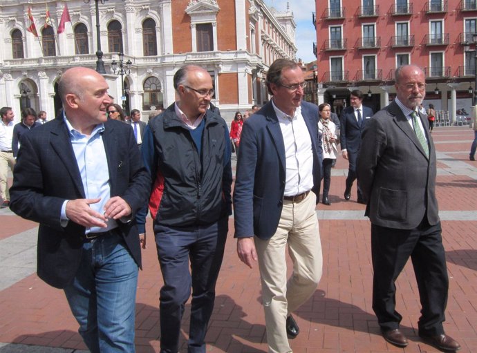 Alonso (segundo por la derecha) junto a los candidatos del PP de Valladolid