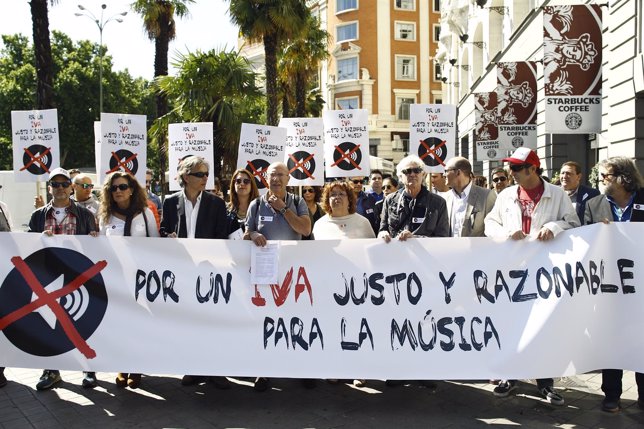 Concentración en Neptuno de los promotores de Un día sin música