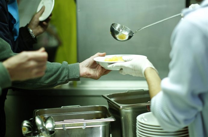 Un voluntario de Cáritas
