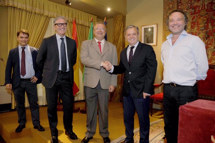 Moreno Calderón y Fuentes se dan la mano tras firmar el acuerdo
