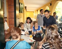 Rojas (IU-CA) promete ampliar los servicios sociales y más plazas en los albergues municipales