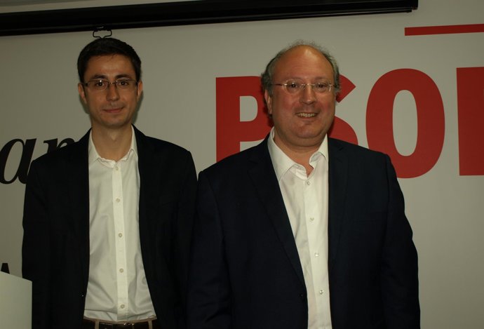 Cabero (derecha) y José Luis Mateos (izquierda) en la sede del PSOE de Salama   