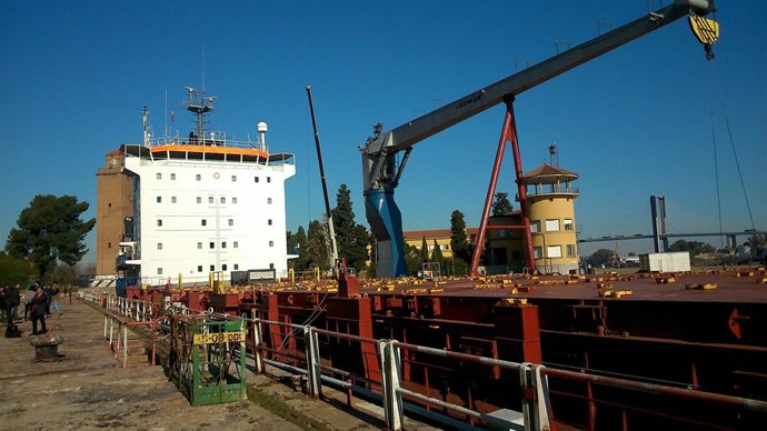 Buque en reparación en los astilleros.