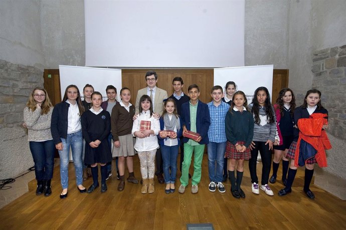 El consejero Iribas, con participantes de la fase final. 