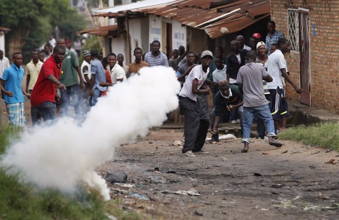 Manifestantes lanzan piedras contra la Policía en Burundi