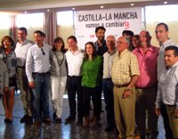 Page cree "un insulto" que Cospedal presente su programa electoral el viernes y dice que no sabe "qué es mejor"