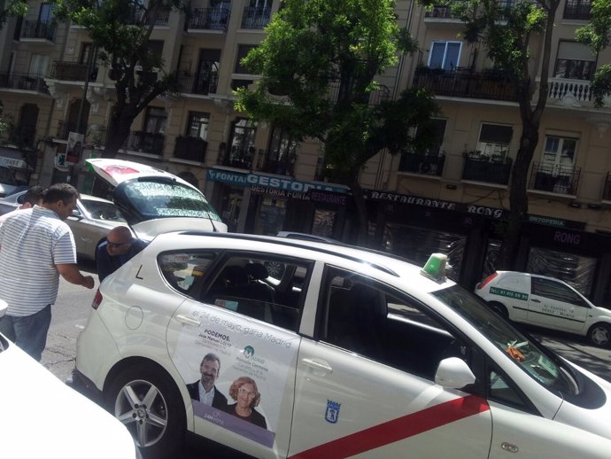 Taxi con publicidad de Podemos