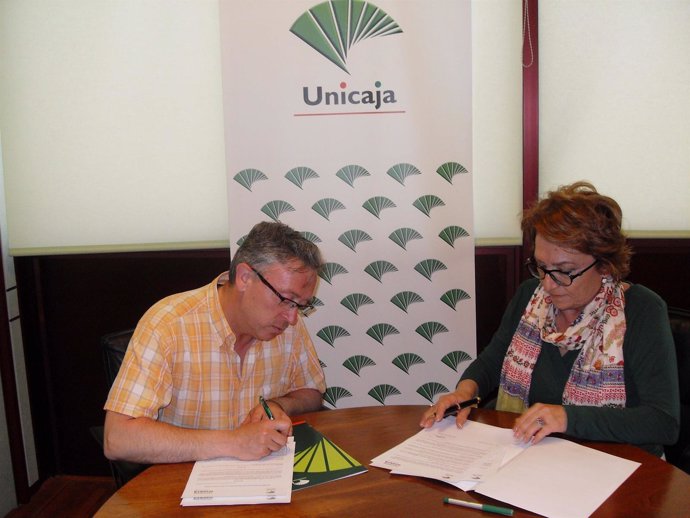Firma del convenio entre la Fundación Unicaja e Iuventa