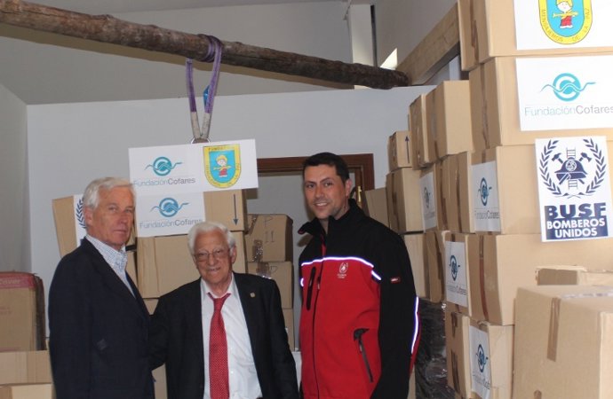 Padre Ángel con un envío para Nepal.