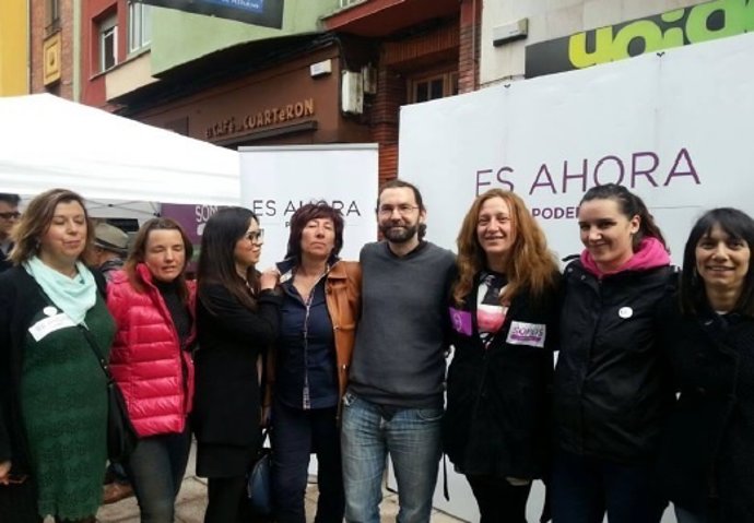 Emilio León, en el centro