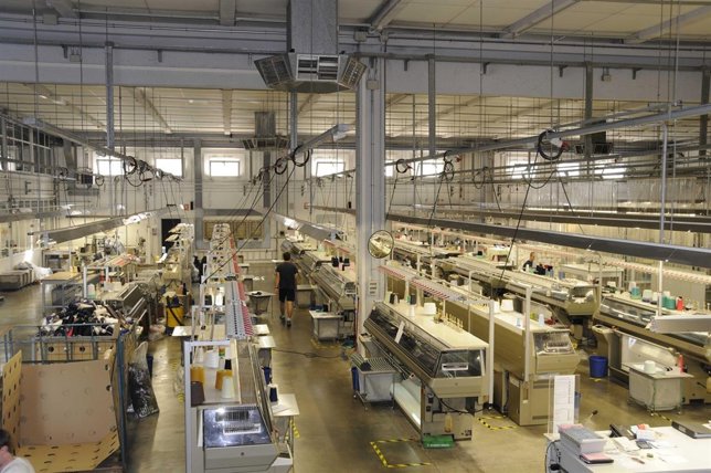 La industria factura un 5,8