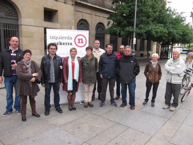 Candidatos de Izquierda-Ezkerra frente al Palacio de Navarra.