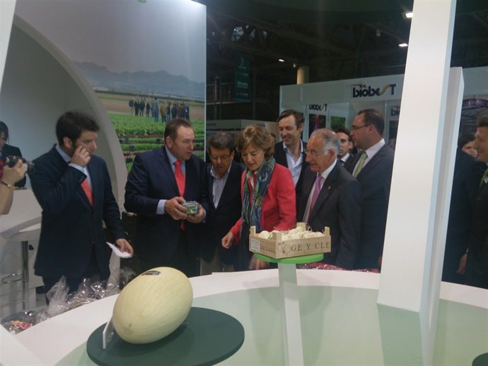 García Tejerina, en uno de los expositores de Infoagro, en Almería