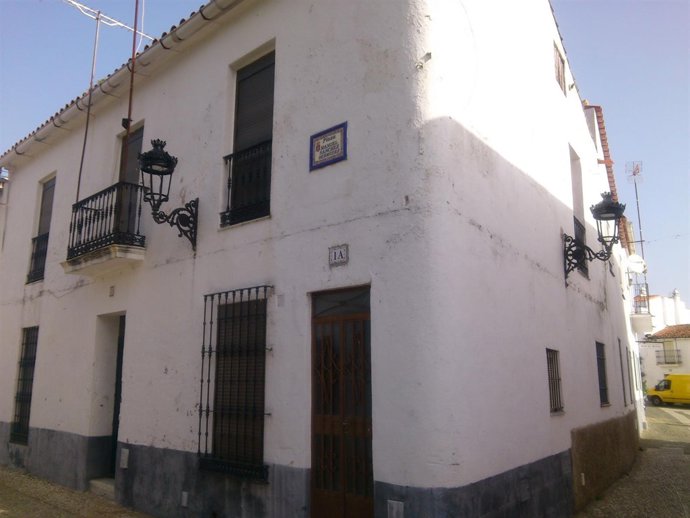 Farolas nuevas sumistradas por Diputación en pueblos de menos de mil habitantes.