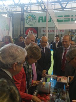 Garcia Tejerina hojea una guía agrícola de la provincia