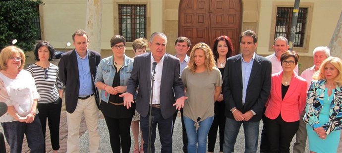 Tovar acompañado de miembros candidatura regional en la puerta de San Esteban