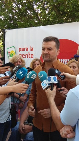 Antonio Maíllo atiende a periodistas. 