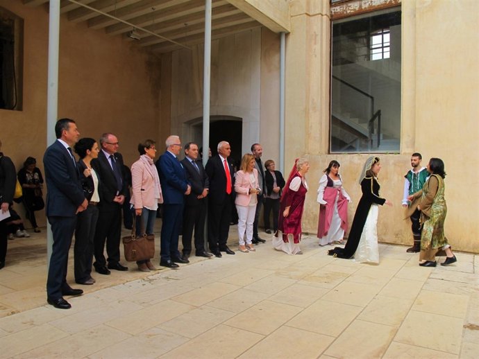 El consejero de Economía asiste a un teatro