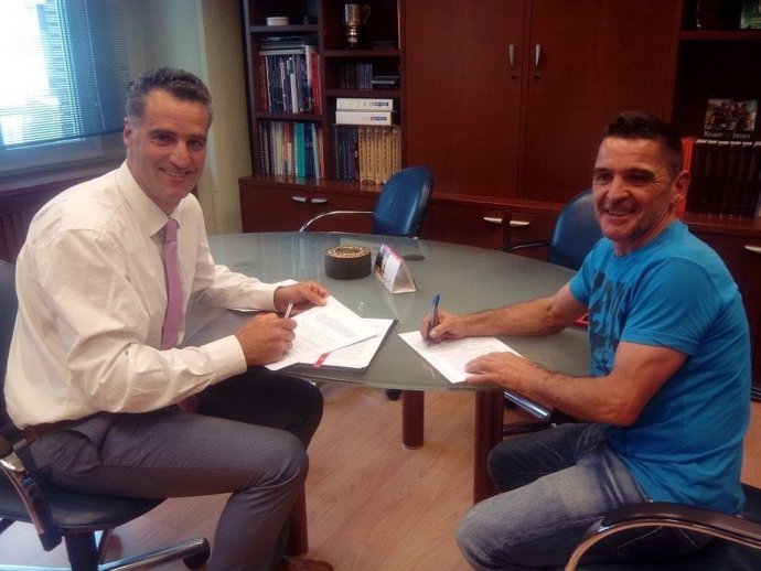Induráin y Montañés firman el convenio.