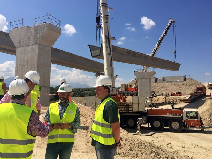 Valdivielso (2d) visita las obras del puente sobre el río Torres.