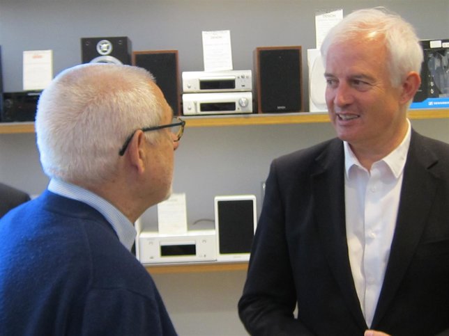 Eloy Suárez (PP) en un comercio de música