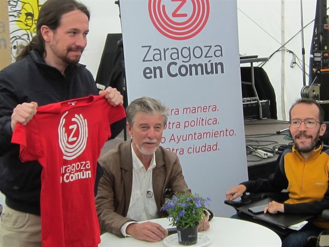 Pablo Iglesias con una camiseta de Zgz en común, Santisteve y Echenique