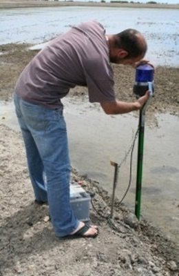 Aparato para echar a los flamencos de los arrozales del Delta de l'Ebre